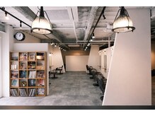 リベットイースト(Libett east)の雰囲気(少し甘さのあるインダストリアル空間。席の間隔も広めで落ち着く)