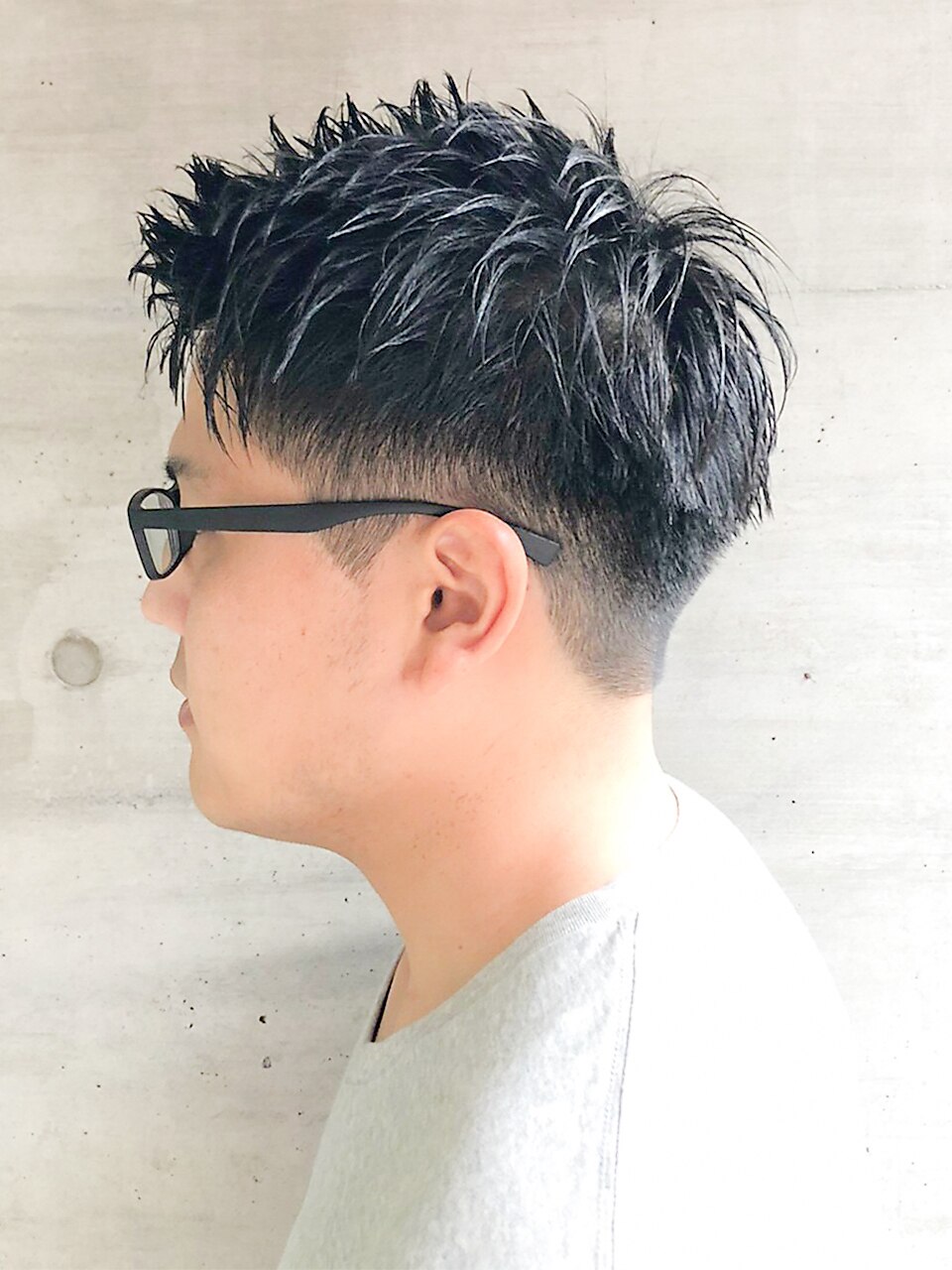 刈り上げツーブロックビジネス黒髪アップバングショート束感