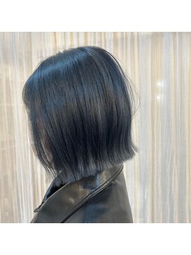 カミナ(KAMINA) ブルーカラー×切りっぱなしボブ