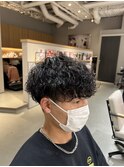 波巻きスパイラルパーマメンズ髪型刈り上げツーブロック