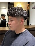 スキンフェードショートカーリーパーマ