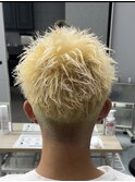 周りと差を作れるハイトーンスパイキーショート