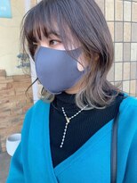 シー 岡崎(,SHE) グラデカラーと自然な立体感が映える前髪ありナチュラルミディ
