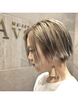 メゾン アヴァロ(Maison Avallo) クリーミーベージュカラー前下がりショート