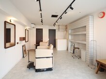 コルト(COLT)の雰囲気（木とタイルを使った、落ち着きのあるインテリア）