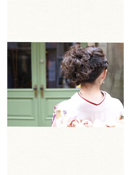 アンプレヴーアジュテ(Impre'vu ajoute) 和装ふんわりヘアスタイル