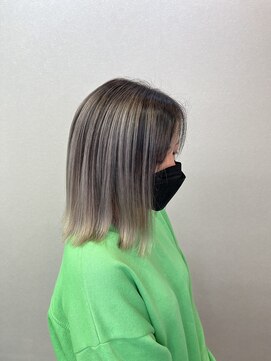 エミーバイモアムー(Emmie byMoremuu) ホワイトベージュバレイヤージュ