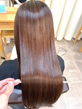 縮毛矯正の概念を覆す【次世代髪質改善ストレート】髪質に合わせた施術で癖やうねりを解消し理想の艶美髪に