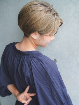 カライング(ing) 【+~ing】ハンサム刈り上げ女子ひし形ショート【畠山竜哉】