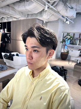 ウノプリールヴァモス(unopulir Vamos) 30代メンズサイドパートニュアンスパーマ