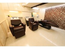 スラップダッシュの雰囲気(落ち着いた空間と明るい店内☆)