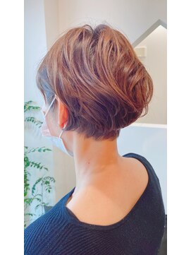 ザベース(the BASE) 動きのあるショートボブ