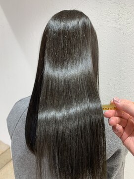 e.m.a プレミアムビューティーサロン 栄駅店(e.m.a PREMIUM BEAUTY SALON) 艶髪ストレートロング