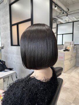 ルイス(L'wis) 骨格に合うボブ、フェイクブラックカラーで透明感。