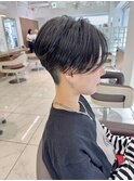 黒髪がかっこいい刈り上げハンサムショート