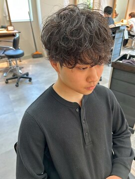 シーフ 千葉(Cyf) 千葉駅MEN’S/波巻きツイストスパイラル/刈り上げセンターパート