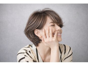 パプス ド コワフュール 甲東園(Pap's de coiffeur)の写真/白髪ぼかしハイライトで叶う、大人女性に人気の脱白髪染め。ナチュラルハイライトからブリーチカラーまで◎