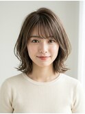 韓国風小顔ヘアくびれミディアムレイヤー×ミルクティーベージュ