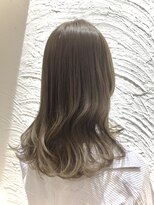 アマレット(Amaretto)&nbsp;カット:ミディアム　カラー:アッシュグレージュ