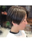 前下がりベースのショートヘア