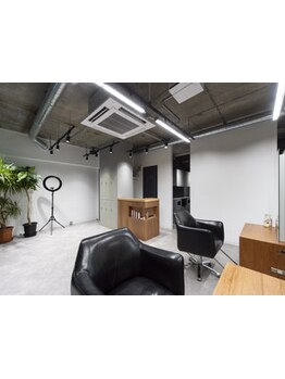 プライベート空間が◎カットはもちろんデザインカラーや髪質改善で髪の悩みをサポート[吉祥寺/髪質改善/眉]