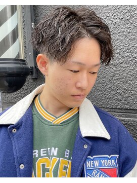 フリーク バーバーショップ 都島店(FREAK BARBER SHOP) 黒髪縦落ちツイストスパイラルパーマツーブロックセンターパート