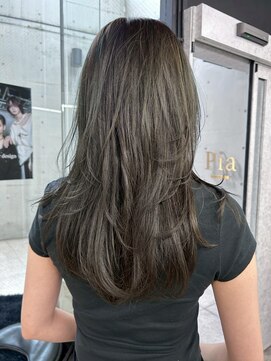 ピア ヤクイン(Pia Yakuin) レイヤーカット ロング