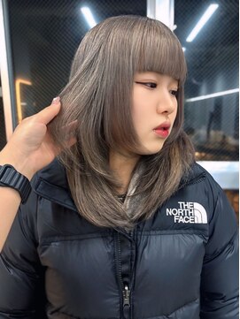 ロイオブジゼル(roi of GiseL) ブリーチ ベージュ ダブルカラー ワイドバング 顔周り 透明感