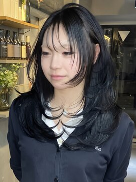 フォート(FORT) ミディアムレイヤー/ダークブルー/バタフライカット/顔周り