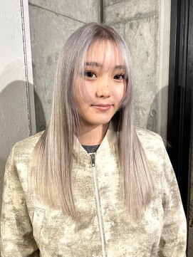 ノラジャーニー(NORA Journey) ブリーチカラーハイトーンプラチナシルバー顔周りレイヤーカット