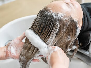 ベリーヘアデザインの写真/頭皮のお悩みはお任せ下さい。日々の疲れを癒し、健康な美髪へ◎髪質に合わせたTRで髪質補修&改善♪