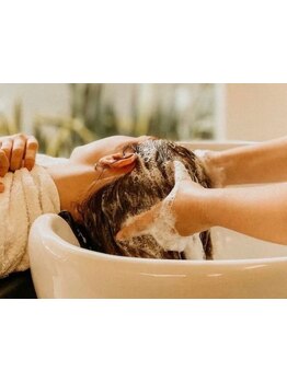 髪と心をときほぐす、極上のひととき[ダブルカラー/ハイトーン/インナーカラー/顔まわり/前髪カット]