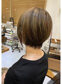 ショートボブ　白髪ぼかしハイライト