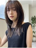 顔周り暗髪レイヤーカットくびれ