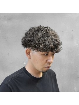 ウィスカーズ(Whiskers) スキンフェード×スパイラルパーマ