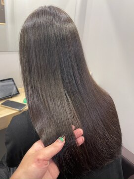 カミエ(kamie) グレージュロング × 透明感と艶のある大人の魅力