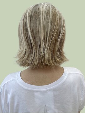 ザビー(THE B) 白髪を生かした外ハネボブ