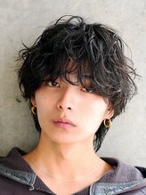 《*ウルフ×シャドウパーマ*》レイヤーの動きと緩やかなカールを組み合わせてミディアムでも軽やかな印象を