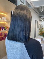 シダ(sida SAIIN) 20代オフブラック切りっぱなしボブ