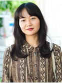 厚めな前髪と重めなレングスがポイントの７０年代スタイルヘアー