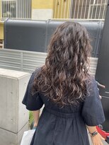 レジュアル(RESSUAL)&nbsp;強めスパイラルパーマロングヘアー暗髪イルミナカラー