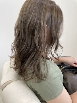 ファボ(favo.) 赤み消しにも◎柔らかい質感のオリーブベージュで大人っぽく。