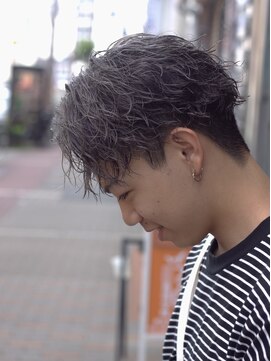 フリーク バーバーショップ 都島店(FREAK BARBER SHOP) 前下がりシルバーアッシュツイストスパイラル