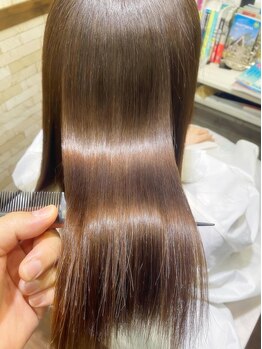 独自の酸性ストレートで、ブリーチした髪も傷めず美しく◇感動レベルの驚きの手触りを実現いたします♪