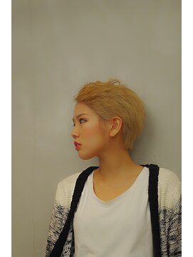 ソラ(sora) くせ毛が得意な美容室　エッジの効いたショート２