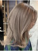 レイヤーボブハイライトブリーチレイヤーハイトーングレージュ