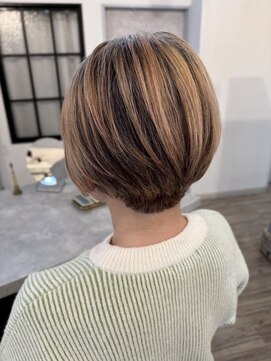ヴィサージュバスク(VISAGE ba.s.k) シルエット職人による上品ショート◎白髪を活かして柔らかカラー