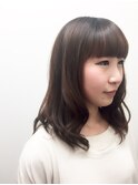 前上がりセミロングヘアー