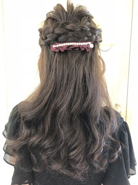 ヘアメイク アンティ 品よく華やか編み込み仕立ての大人女性おススメハーフアップ
