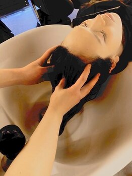 アズリーム(a'threem)の写真/【TOKIO TR＋ヘッドスパ￥8200】頭皮から美しく健康な髪に！フルフラットのシャンプー台で贅沢なひと時を